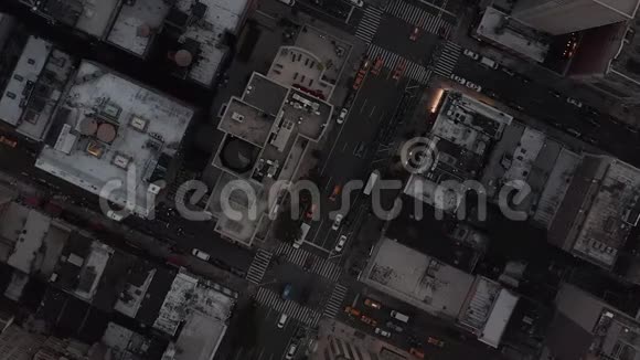 鸟视角飞行在曼哈顿纽约繁忙的路灯史诗般的黄昏视频的预览图
