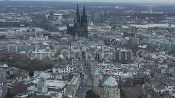 天空在多云的日子里德国科隆大教堂从空中拍摄的大片视频的预览图