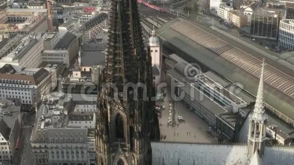 美丽的科隆大教堂在美丽朦胧的阳光下视频的预览图