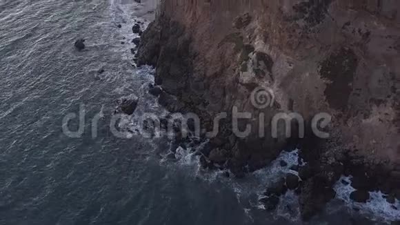 飞机从加州马里布上空飞行在日落时可看到海滩岸线和山崖视频的预览图