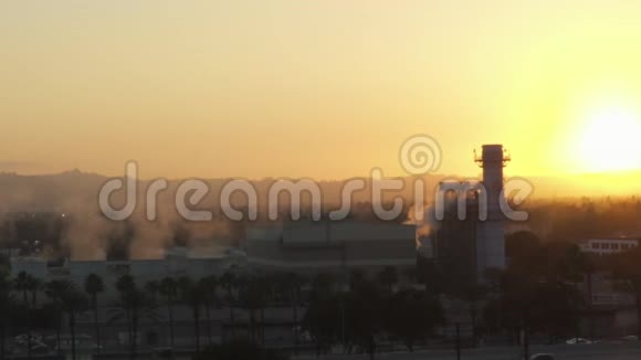 美国加州伯班克洛杉矶日落有棕榈树和繁忙公路的蒸汽工厂视频的预览图