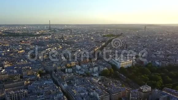 巴黎上空日落时朝埃菲尔铁塔望去视频的预览图