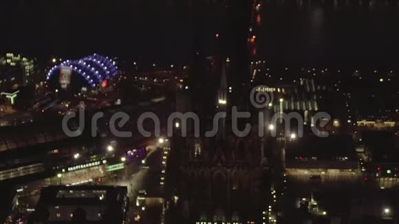 空气美丽的大镜头在科隆德国夜间与城市灯光视频的预览图