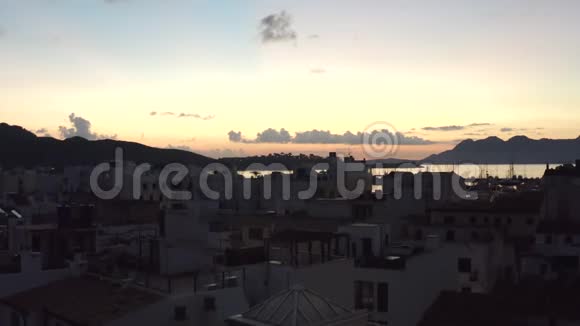 空气热带岛上有港口的小城市清晨有船小城市有海洋日出有视频的预览图