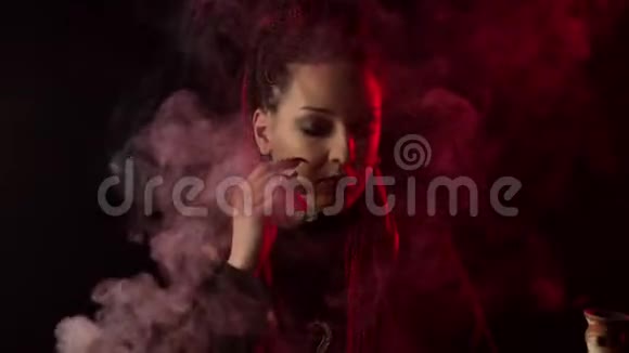 有辫子的漂亮女孩在烟雾中摸着脸视频的预览图