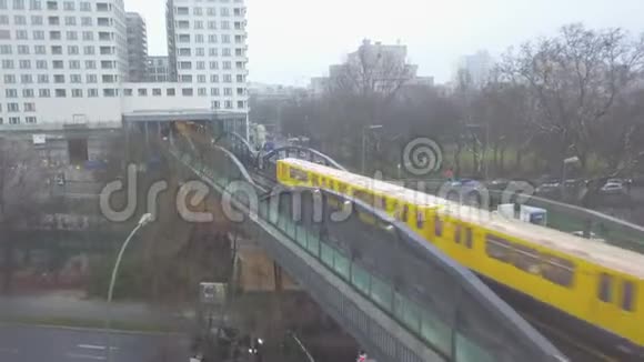 柏林多云雾穿越大桥进入火车站的黄色地铁列车视频的预览图
