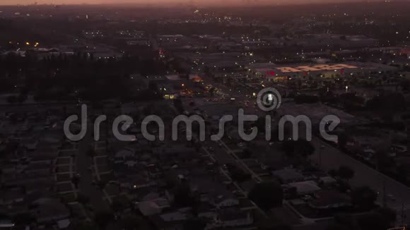 外观卡尔弗城洛杉矶加利福尼亚的交通在黄昏时与汽车通行和停车有关视频的预览图
