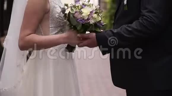 婚礼关门新娘和新郎手捧婚礼花束视频的预览图