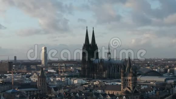 空气阳光明媚的一天德国科隆大教堂从空中拍摄视频的预览图