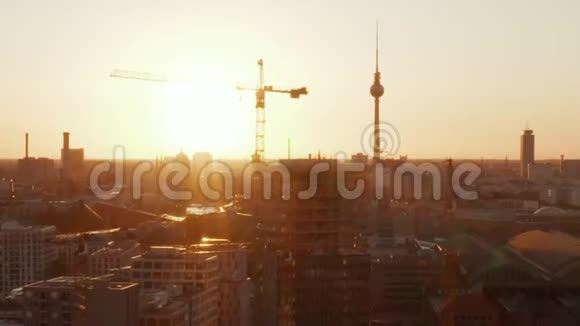 柏林德国建筑工地起重机上有美丽的日落阳光和亚历山大广场电视上的景色视频的预览图