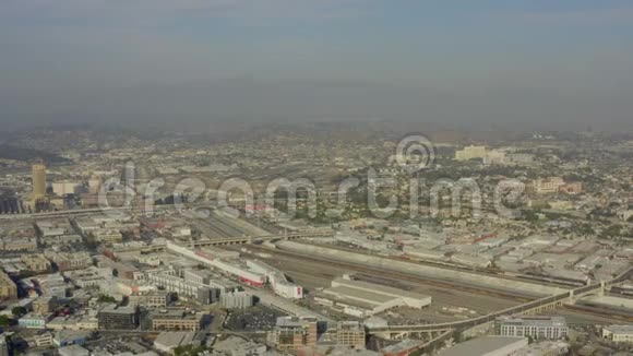 洛杉矶的洛杉矶河加州工业在美丽的阳光蓝天视频的预览图