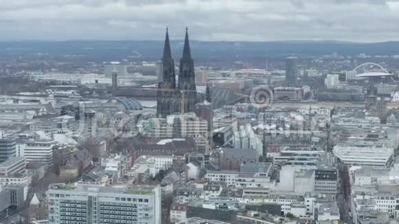 天空在多云的日子里德国科隆大教堂从空中拍摄的大片视频的预览图