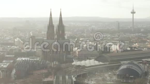 外观科隆霍恩佐伦桥和美丽朦胧阳光下的大教堂景观视频的预览图
