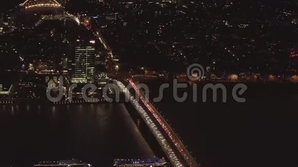 空气美丽的大镜头在科隆德国与莱茵河和桥梁汽车交通和城市灯视频的预览图