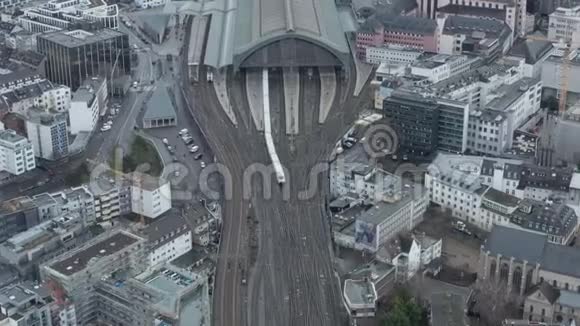 机场在科隆铁路中央火车站上空乘火车在阴天行驶视频的预览图