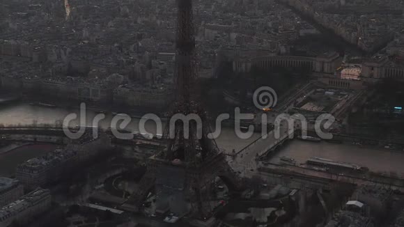 机场从埃菲尔铁塔乘坐反向无人机飞行在法国巴黎参观埃菲尔在美丽的塞纳河上欣赏风景视频的预览图