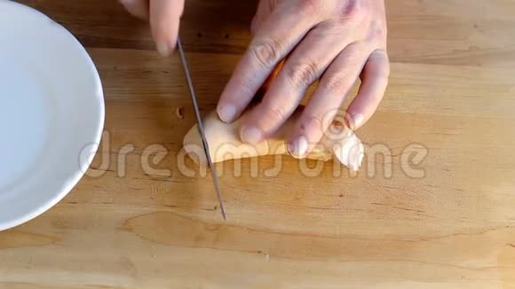 男人手切成碎片长长的白色生肉香肠视频的预览图