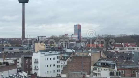 空气低镜头在德国城市科隆观看电视塔阴天视频的预览图