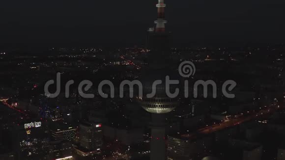 天籁柏林德国电视塔亚历山大广场夜间关闭城市灯火通明视频的预览图