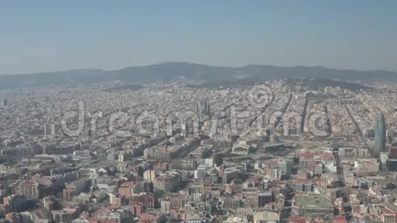 阿雷利亚巴塞罗那广泛的无人机拍摄的城市走向中心与拉萨格拉达家庭和托雷荣耀托雷阿格巴视频的预览图