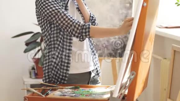 快乐可爱的女孩清理不必要的油漆视频的预览图