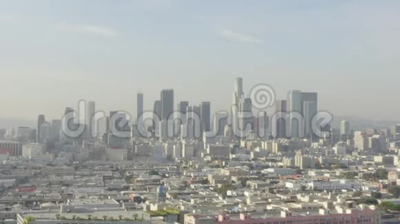空气令人叹为观止的洛杉矶市中心加州天际线在美丽的阳光下蓝天视频的预览图