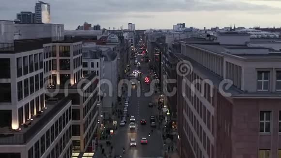 空中在阴天俯瞰柏林MitteFriedrichstrasse和汽车交通城市灯地铁站视频的预览图