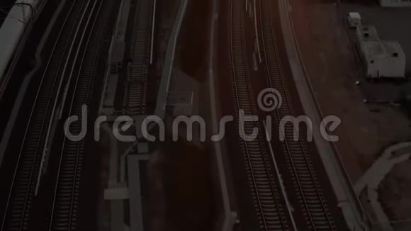 飞机飞越德国柏林欧斯巴恩霍夫中央火车站ICE列车在美丽的日落处行驶视频的预览图