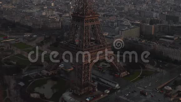 埃菲尔铁塔在法国巴黎游览埃菲尔铁在美丽的日落中观赏塞纳河视频的预览图