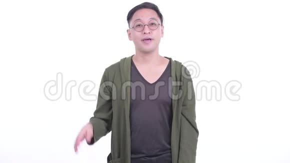 戴眼镜的快乐日本男人挥舞双手视频的预览图
