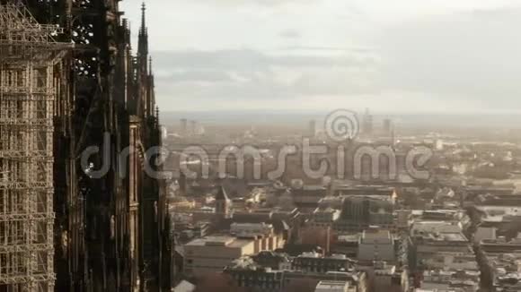 空气在美丽的阳光下靠近科隆大教堂周围盘旋视频的预览图
