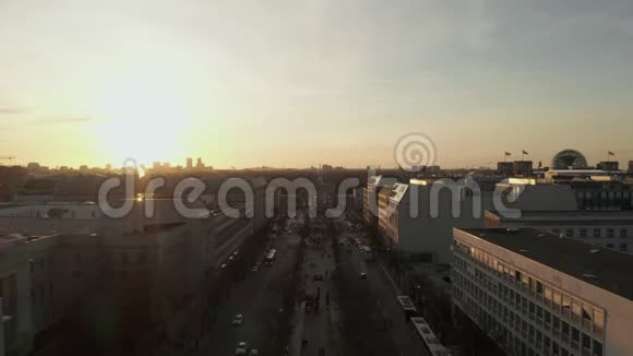 美丽的金色夕阳下德国街朝勃兰登堡门方向行驶在繁忙的柏林低飞槽中形成一道风景视频的预览图