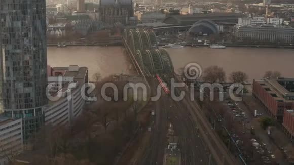 空气阳光明媚的一天天空中弥漫着阴霾火车穿过科隆霍恩佐伦桥视频的预览图