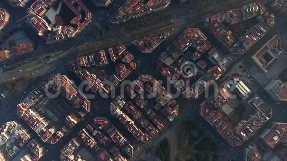 阿雷利亚巴塞罗那在城市中的典型城市街区和美丽的阳光下的萨格拉达家庭的头顶无人机镜头视频的预览图