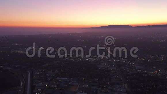 阿里亚从杜斯克的卡尔弗城到紫色天空和紫色天空的夜晚加州洛杉矶向广阔的海洋的广阔视野视频的预览图