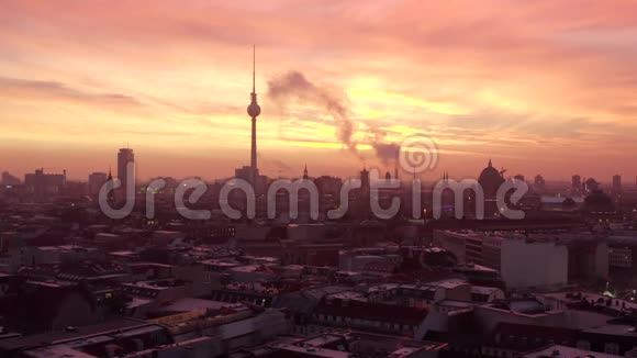 美丽的柏林电视塔亚历山大广场的美丽景色在红色的晨光中屋顶上有烟雾视频的预览图