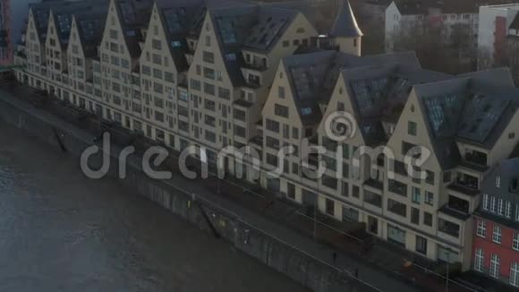 德国科隆河上的欧洲房屋阳光明媚视频的预览图