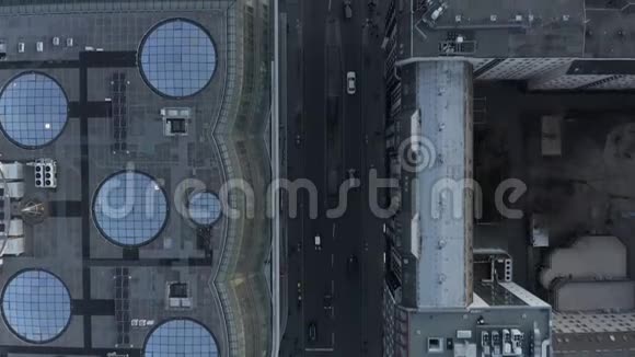 艾琳美丽的柏林中央高架景观行人在人行道和汽车交通视频的预览图