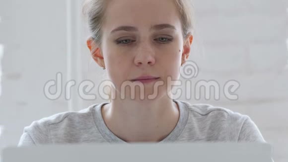 年轻女人在工作时咳嗽视频的预览图