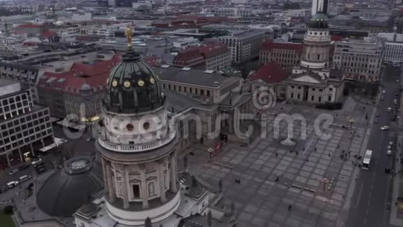 在日落时分美丽的老教堂在德国柏林中心广场上缓缓经过视频的预览图