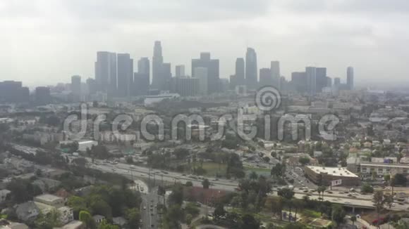 洛杉矶市中心加利福尼亚棕榈树和公路多云交通视频的预览图