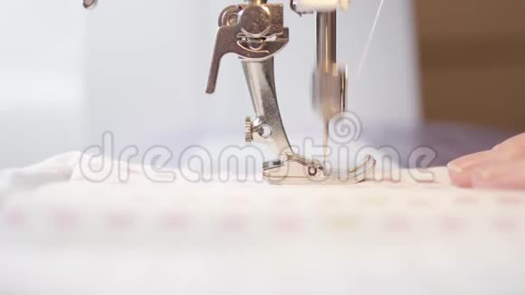 缝纫机针在织物上缓慢运动的特写视频的预览图