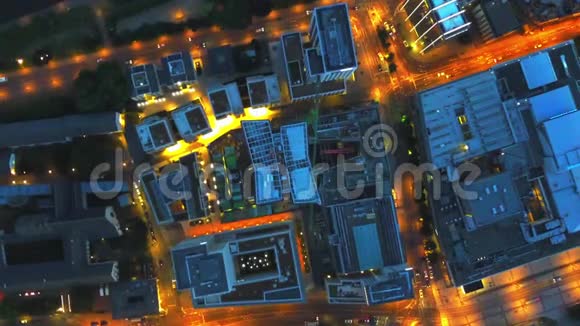 听觉夜间大城市建筑工地鸟瞰城市灯光交通运动视频的预览图