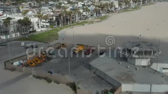 空中在威尼斯海滩用排球网和棕榈树和自行车道飞行洛杉矶桑尼视频的预览图