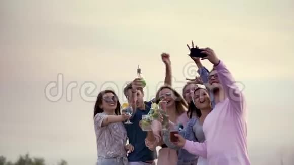 非常愉快的公司跳舞喝鸡尾酒玩得开心和自拍夏季城市鸡尾酒视频的预览图