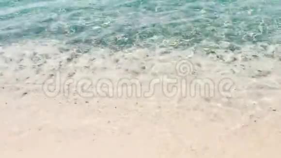 海浪白沙滩和透明海浪放松视频的预览图