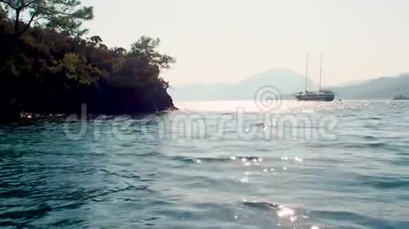 美景游艇停泊在美丽的海湾视频的预览图