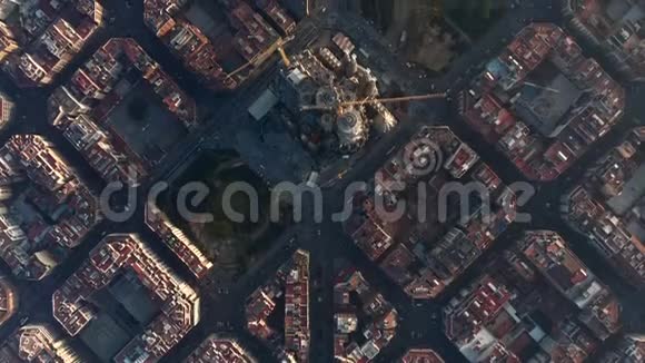 阿雷利亚巴塞罗那在城市中的典型城市街区和美丽的阳光下的萨格拉达家庭的头顶无人机镜头视频的预览图