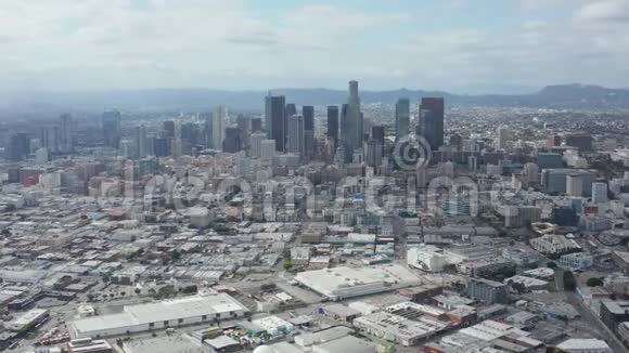 天使慢慢地在洛杉矶市中心的天际线与仓库艺术分散在前景与蓝天和云视频的预览图