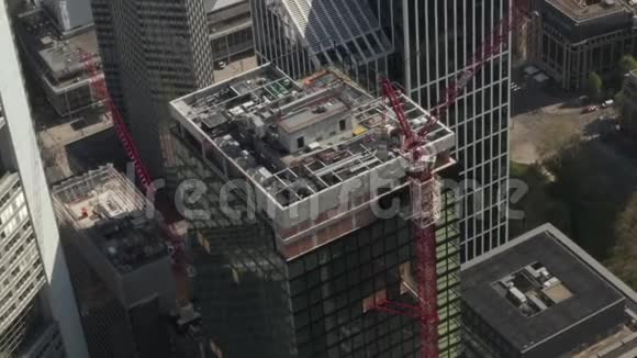 空气城市汽车交通和倒影的城市环境中摩天大楼建筑工地的超级近景视频的预览图
